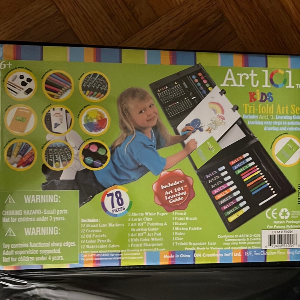 NWOT Kids Trifold Easel Art Set